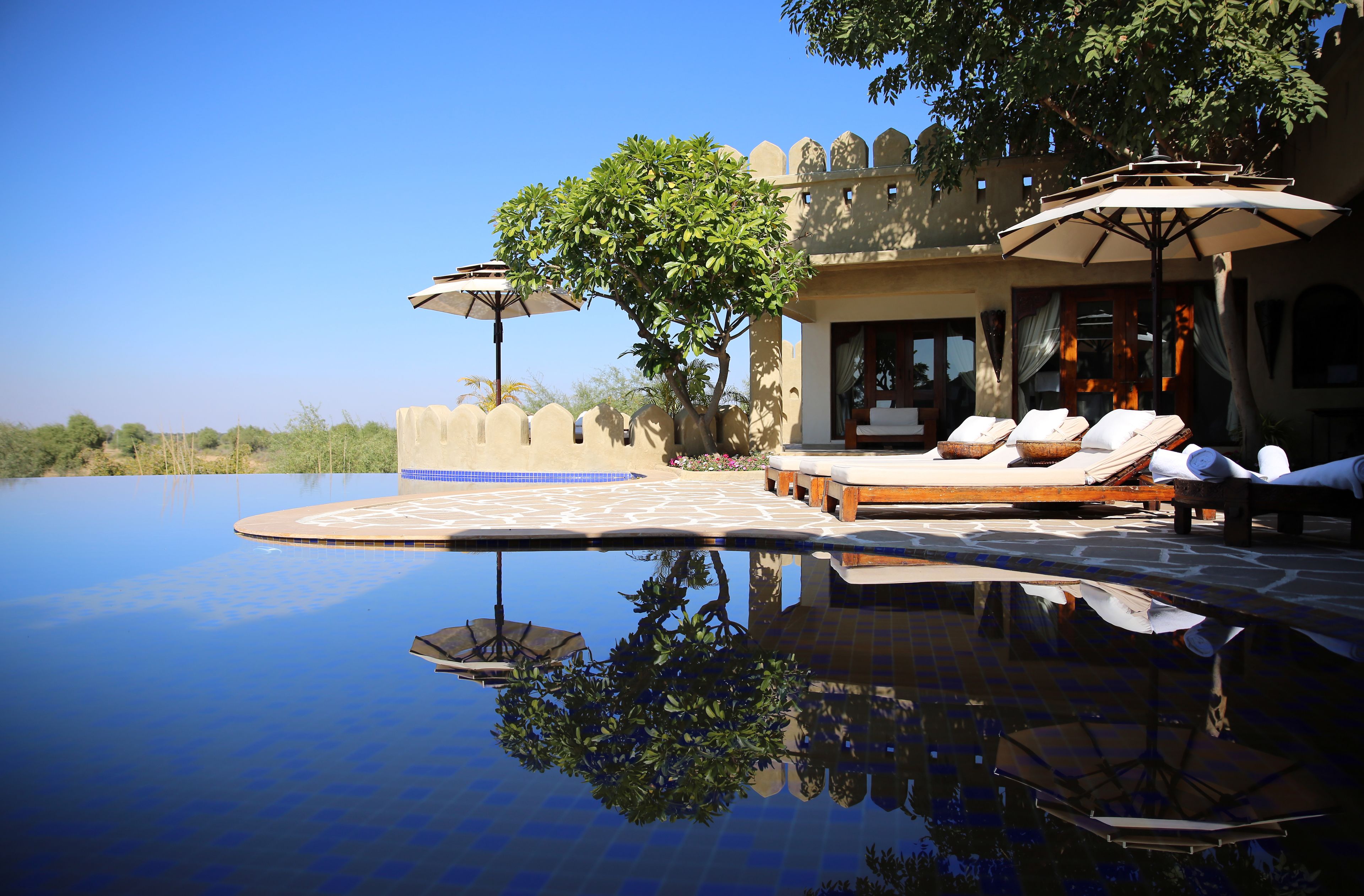 4 albercas techadas y alberca al aire libre