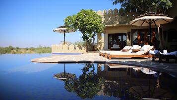 4 indoor pools, outdoor pool