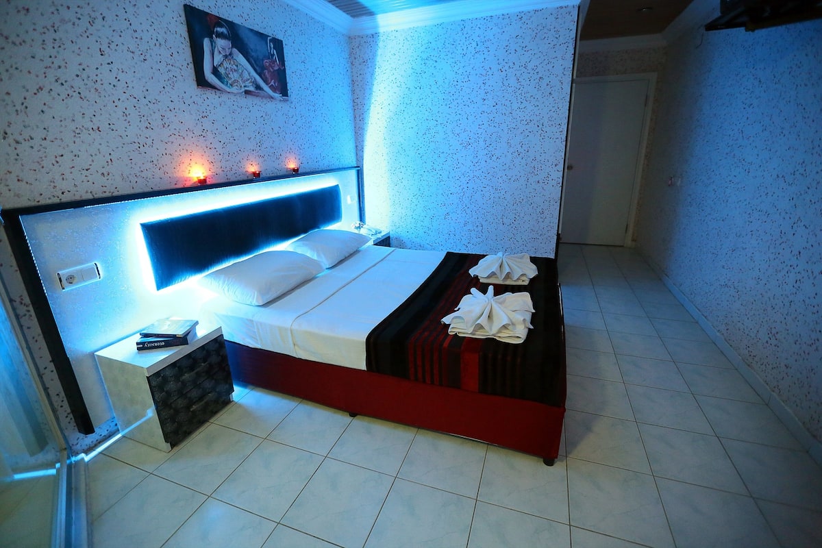 In-room safe, WiFi, bed sheets