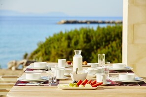 Frühstück und Abendessen, Blick aufs Meer 