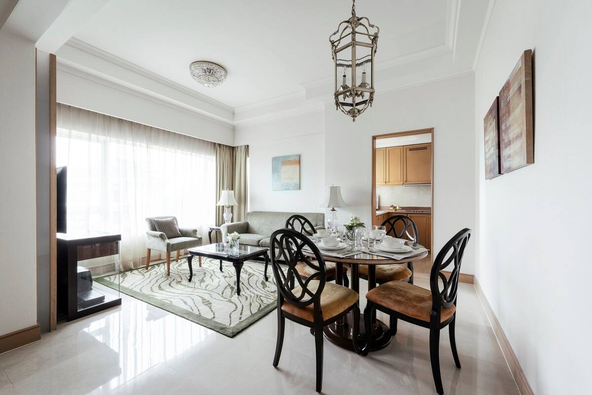Apartemen, 2 kamar tidur | Area keluarga | Televisi layar datar 40-inci dengan saluran TV kabel dan TV