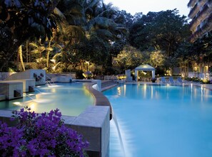 Outdoor pool, sun loungers - Shangri-La Apartments, Singapore (Singapore)