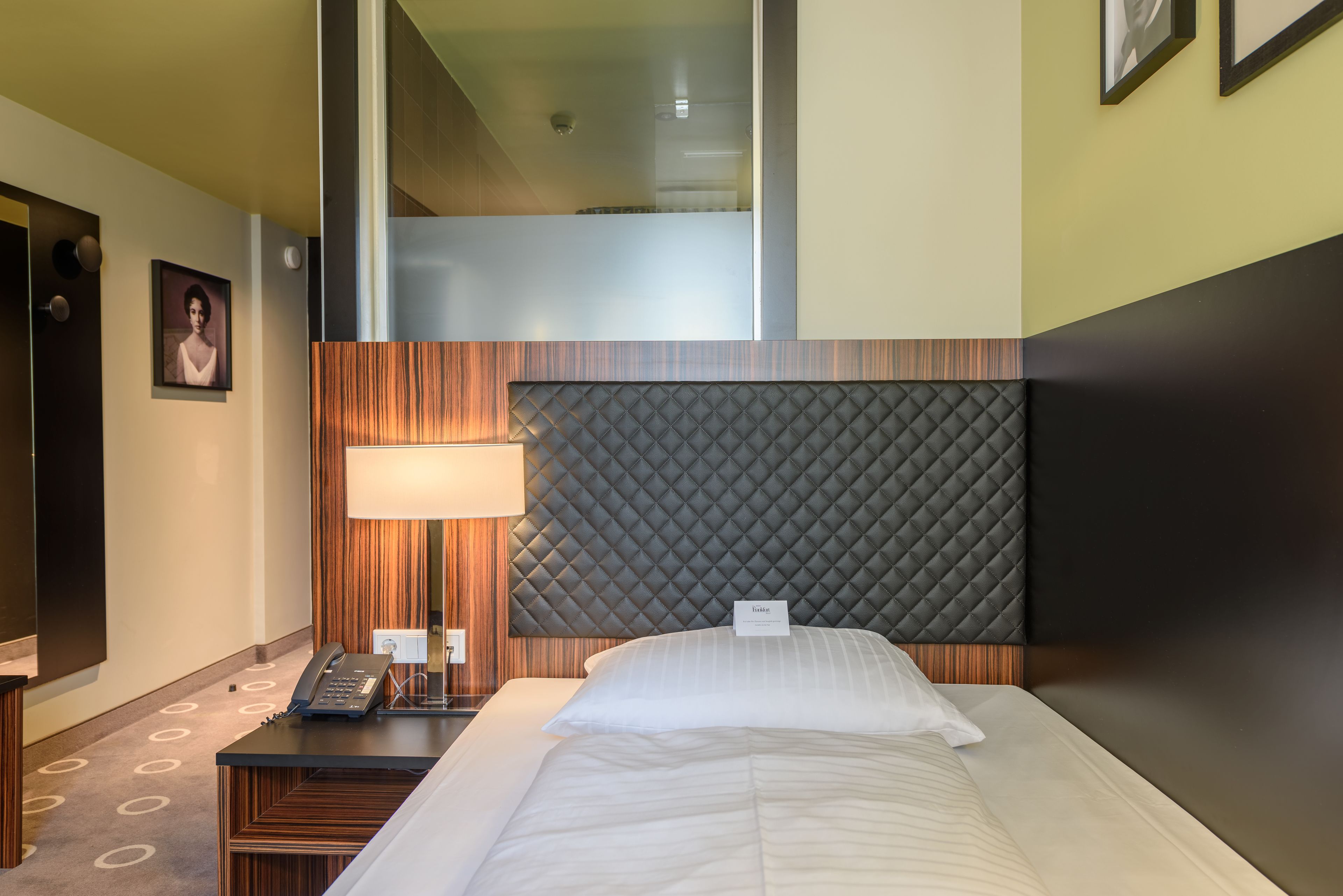 single room | minibar, in-room safe, desk, laptop workspace