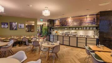 Café da manhã com buffet todos os dias (EUR 17 por pessoa)