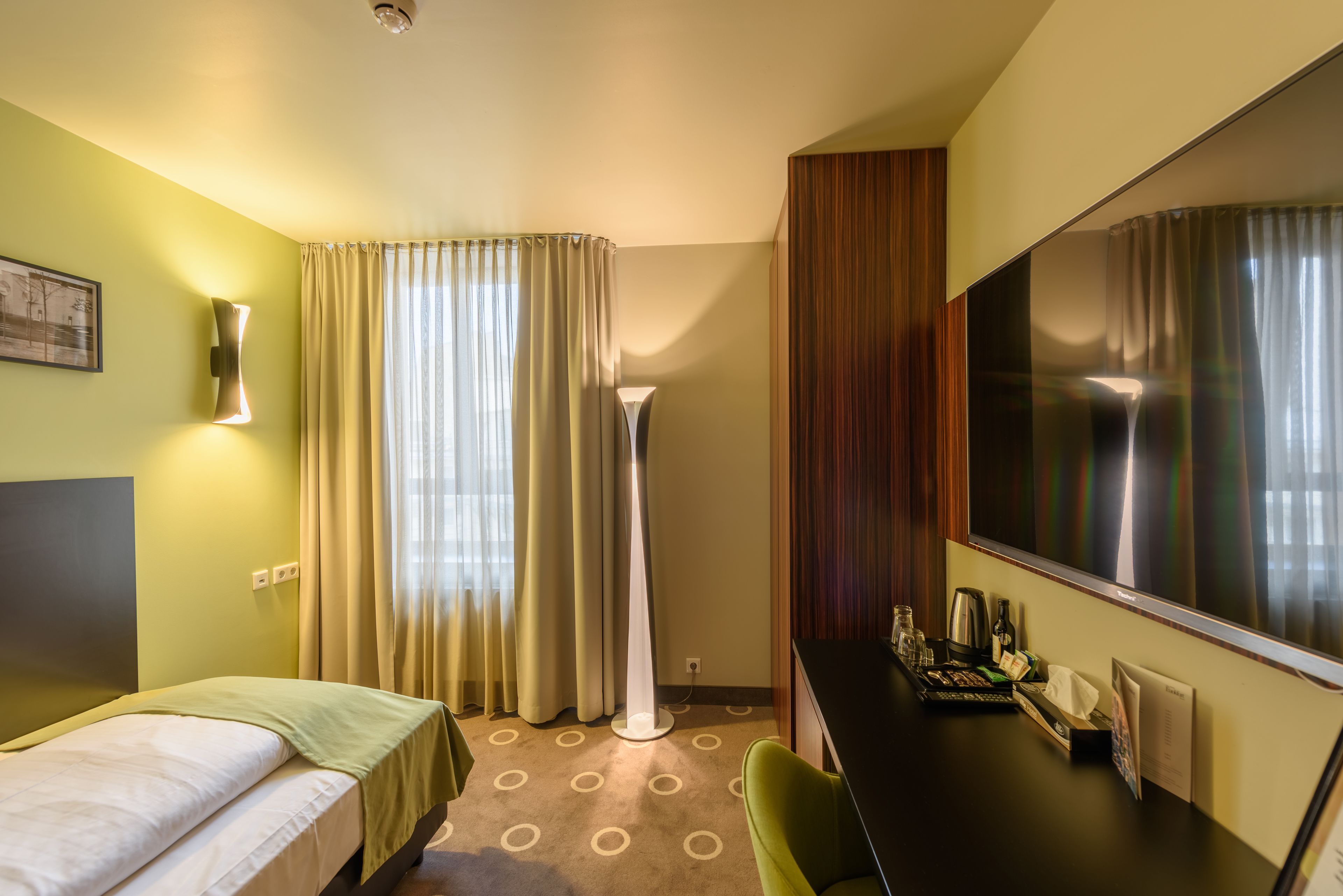 single room | minibar, in-room safe, desk, laptop workspace