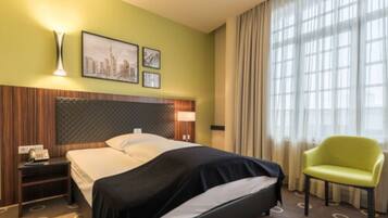 Frigobar, cofres nos quartos, escrivaninha