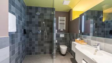 Dusche, kostenlose Toilettenartikel, Haartrockner, Handtücher