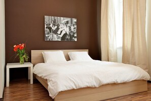 Habitación doble, baño privado | Sistema de insonorización, tabla de planchar con plancha, wifi gratis