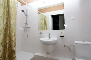 Habitación doble, baño privado | Baño | Secadora de cabello, toallas, papel de baño