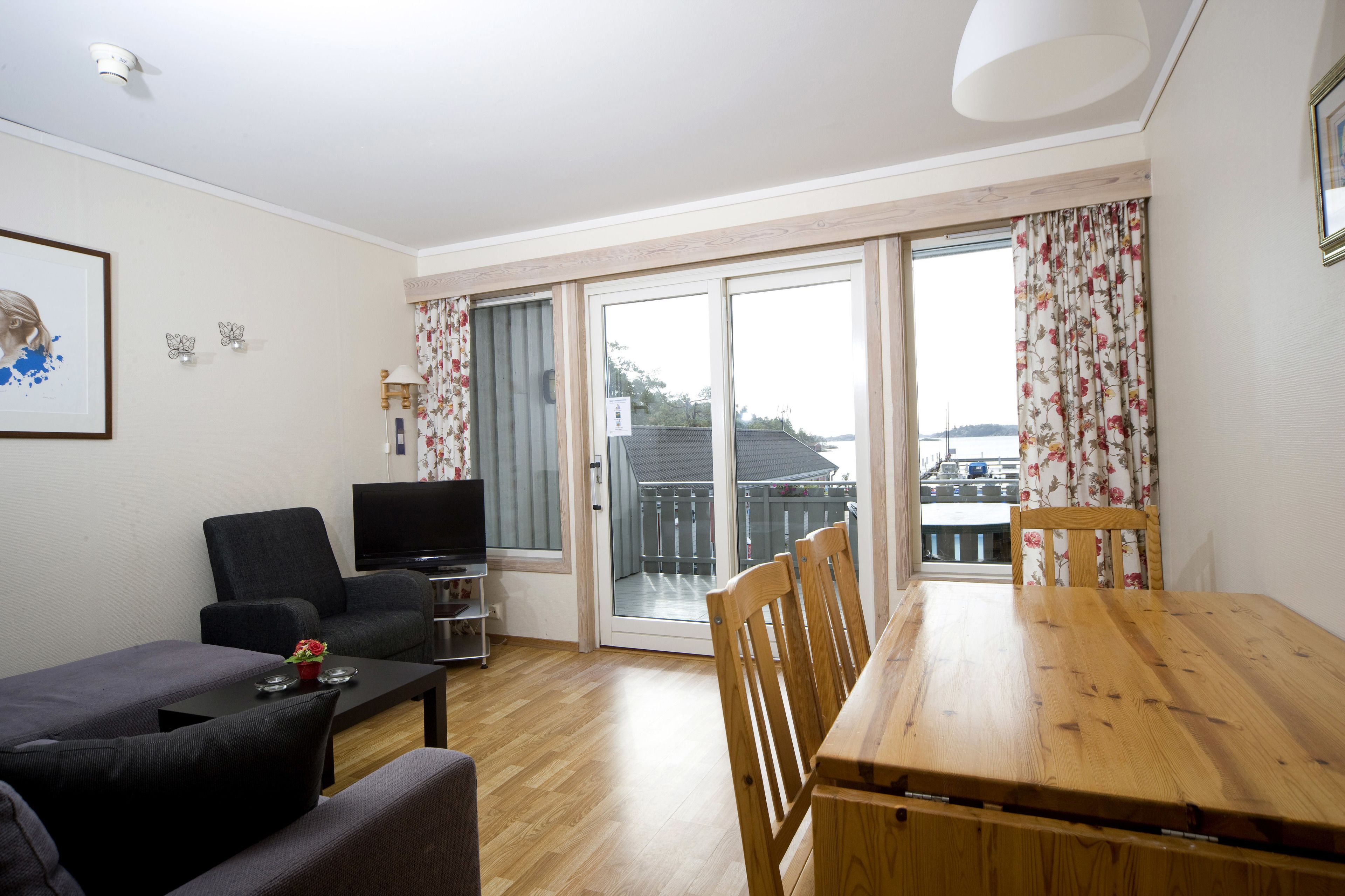 Standard-Apartment, 2 Schlafzimmer, eingeschränkter Seeblick | Wohnzimmer | Flachbildfernseher