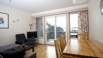 Standard-Apartment, 2 Schlafzimmer, eingeschränkter Seeblick | Wohnzimmer | Flachbildfernseher