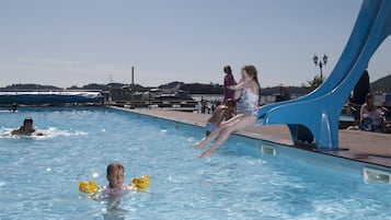 Una piscina al aire libre de temporada