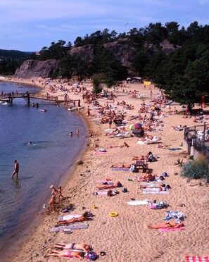 På stranden