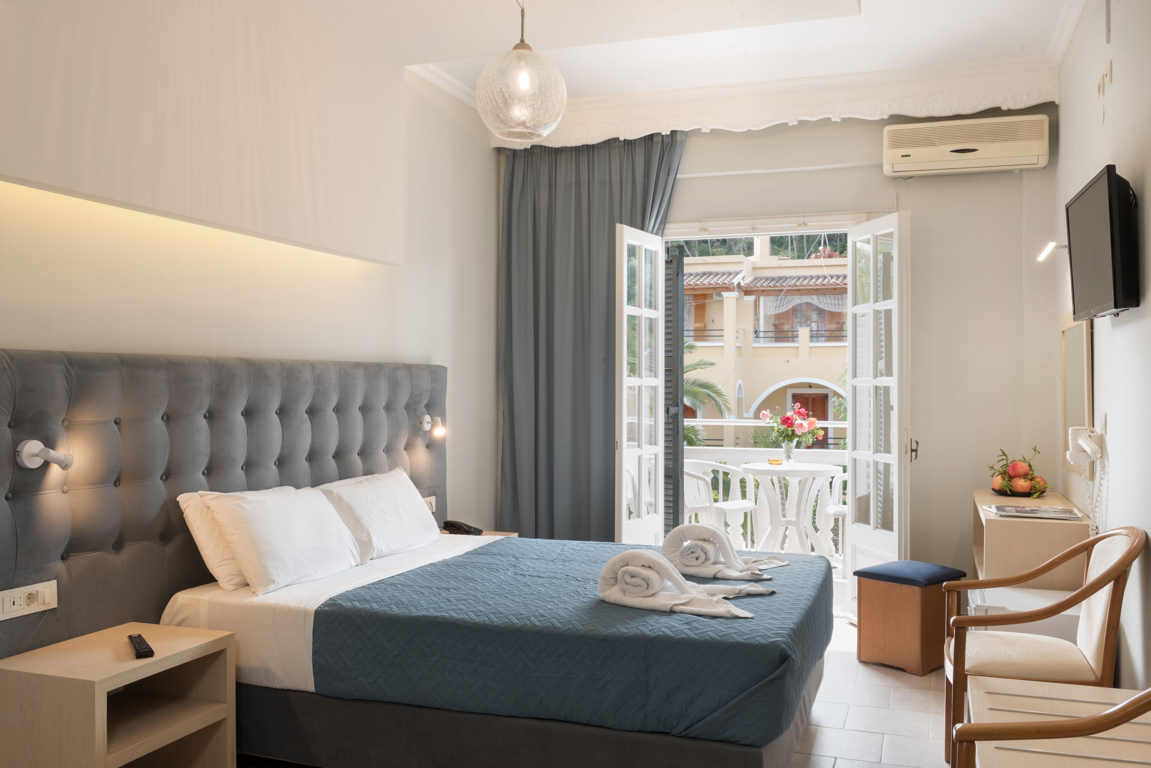 Fer et planche à repasser, lits bébé (gratuits), draps fournis