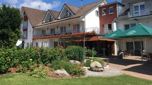 A hotel with a garden area, outdoor seating, and a sign reading "Landhotel zur Linde". - Landhotel zur Linde (Lossburg)
