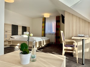 舒適雙人房 | 客房內保險箱、書桌、免費無線上網、床單