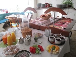Free daily buffet breakfast  - Landhotel zur Linde (Lossburg)