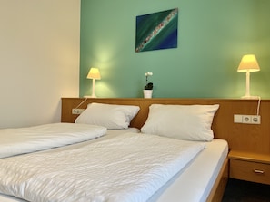 In-room safe, desk, free WiFi, bed sheets - Landhotel zur Linde (Lossburg)