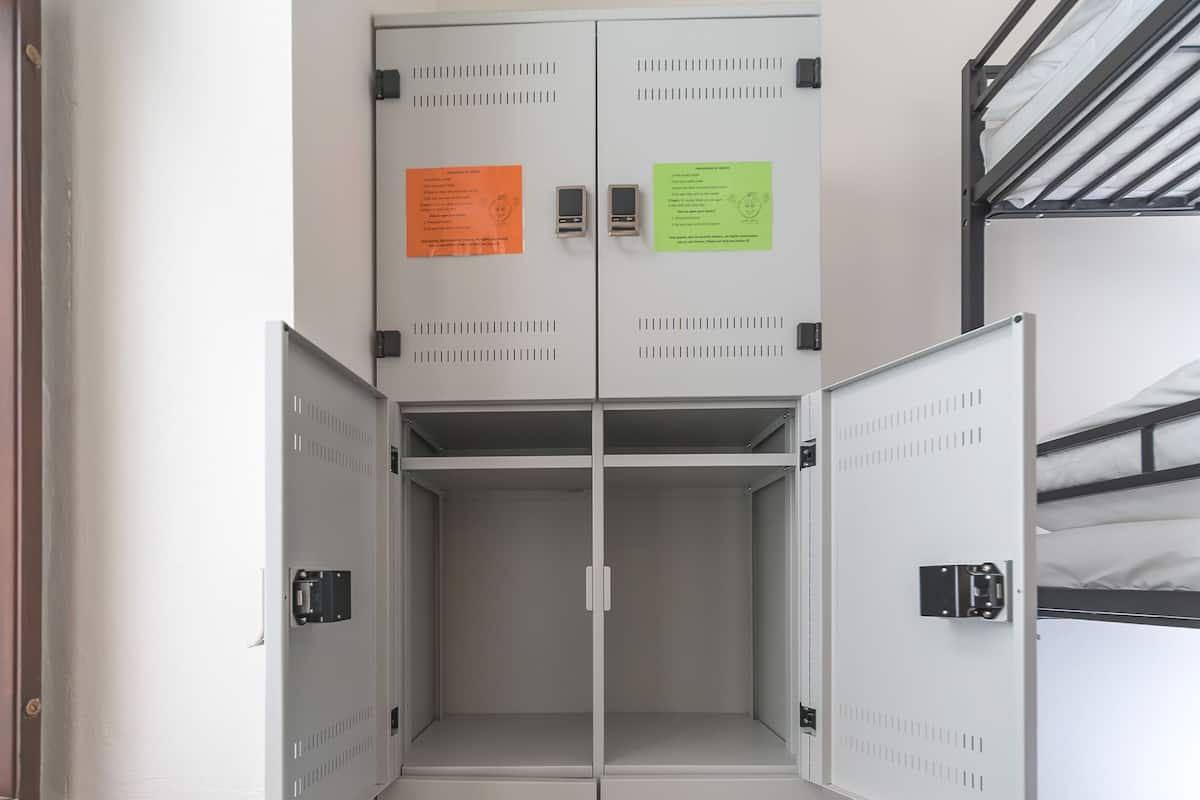 Ropa de cama de alta calidad y caja de seguridad en la habitación