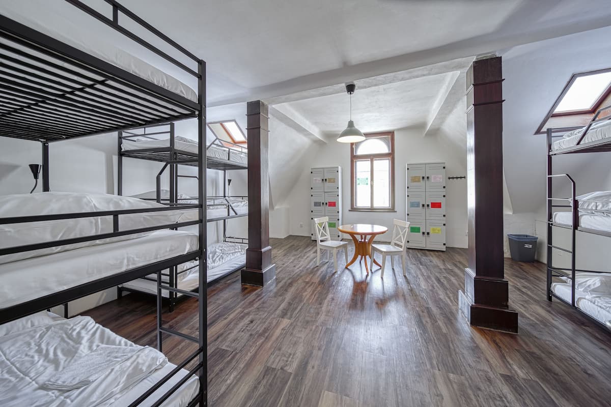 Ropa de cama de alta calidad y caja de seguridad en la habitación