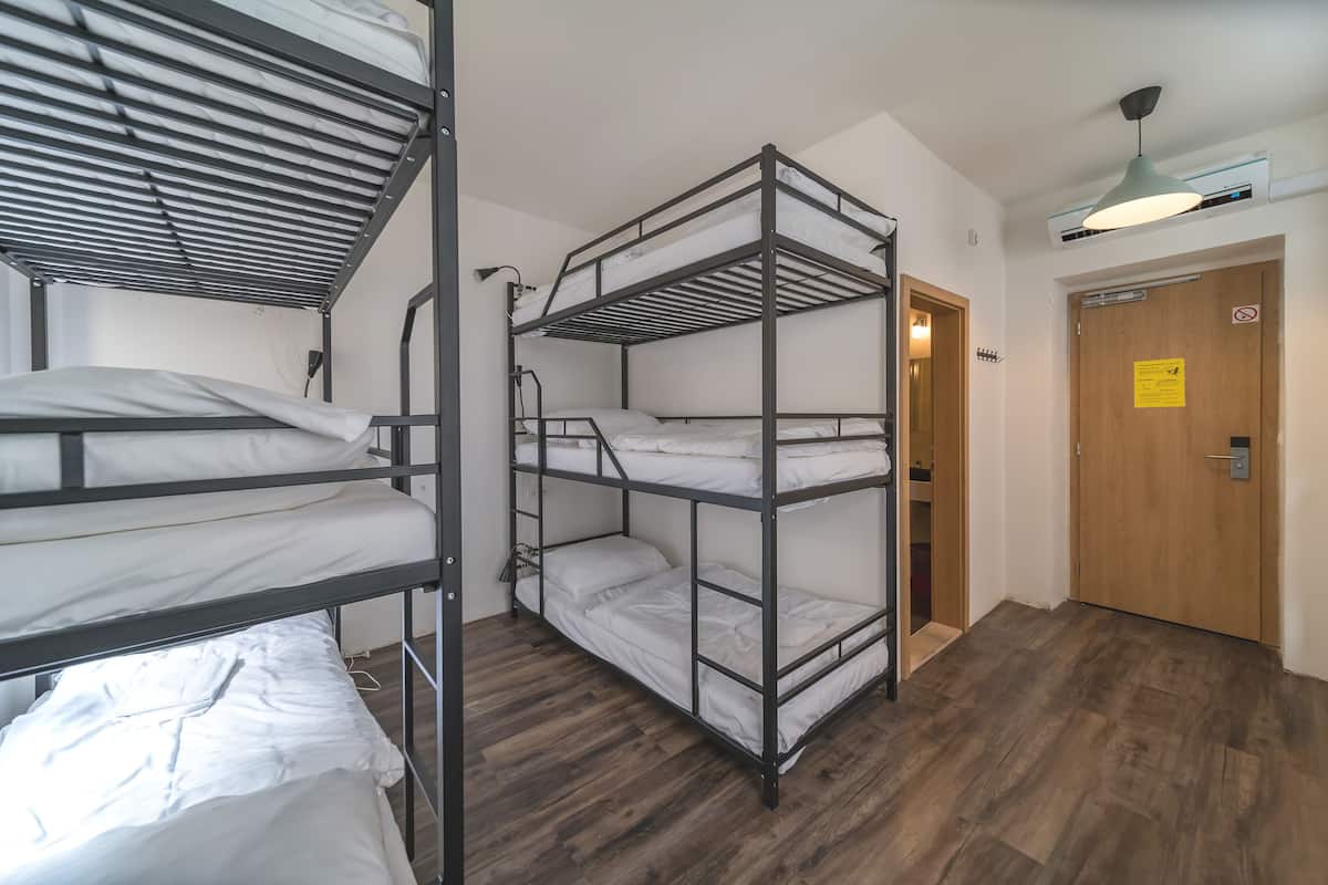 Ropa de cama de alta calidad y caja de seguridad en la habitación