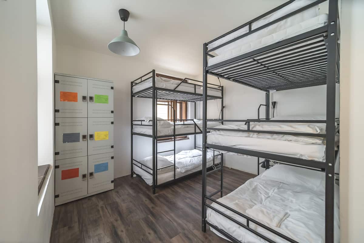 Ropa de cama de alta calidad y caja de seguridad en la habitación