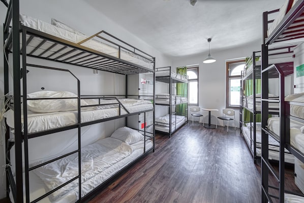Premium bedding, in-room safe, soundproofing, free WiFi