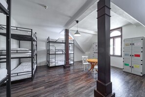 ห้องพักรวม, ห้องน้ำรวม (1 Bed in 12 Bed Mixed Dormitory) | เครื่องนอนระดับพรีเมียม, ตู้นิรภัยในห้องพัก, ห้องเก็บเสียง, Wi-Fi ฟรี