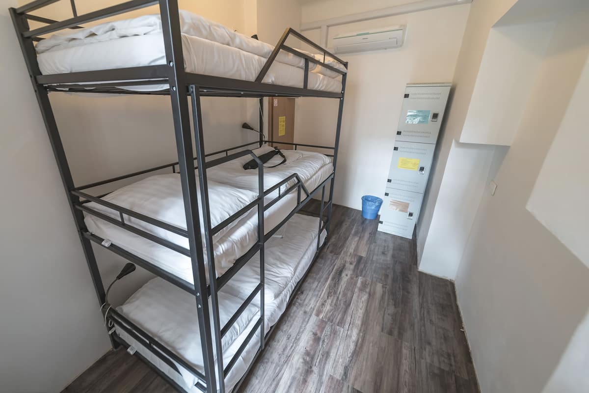 Ropa de cama de alta calidad y caja de seguridad en la habitación