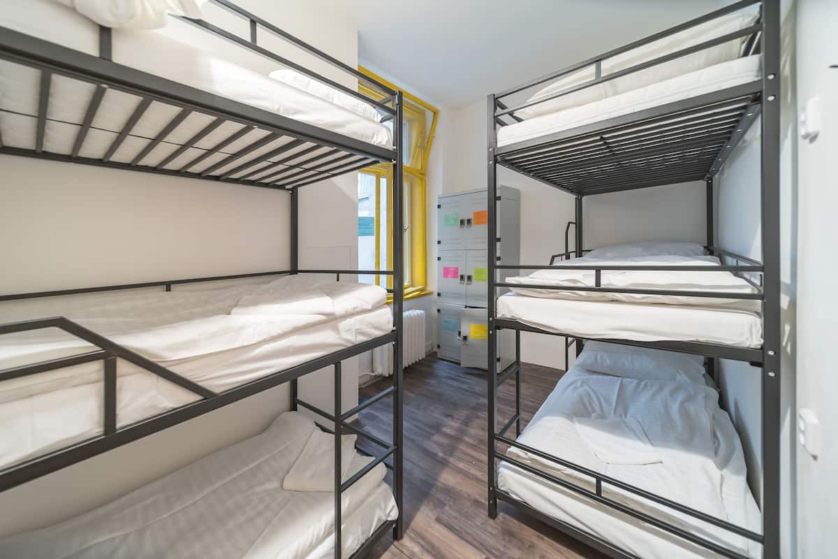 Ropa de cama de alta calidad y caja de seguridad en la habitación