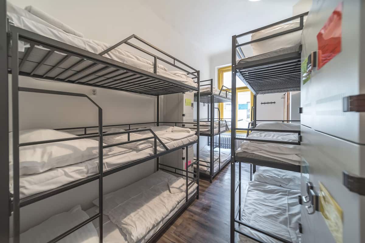 Ropa de cama de alta calidad y caja de seguridad en la habitación