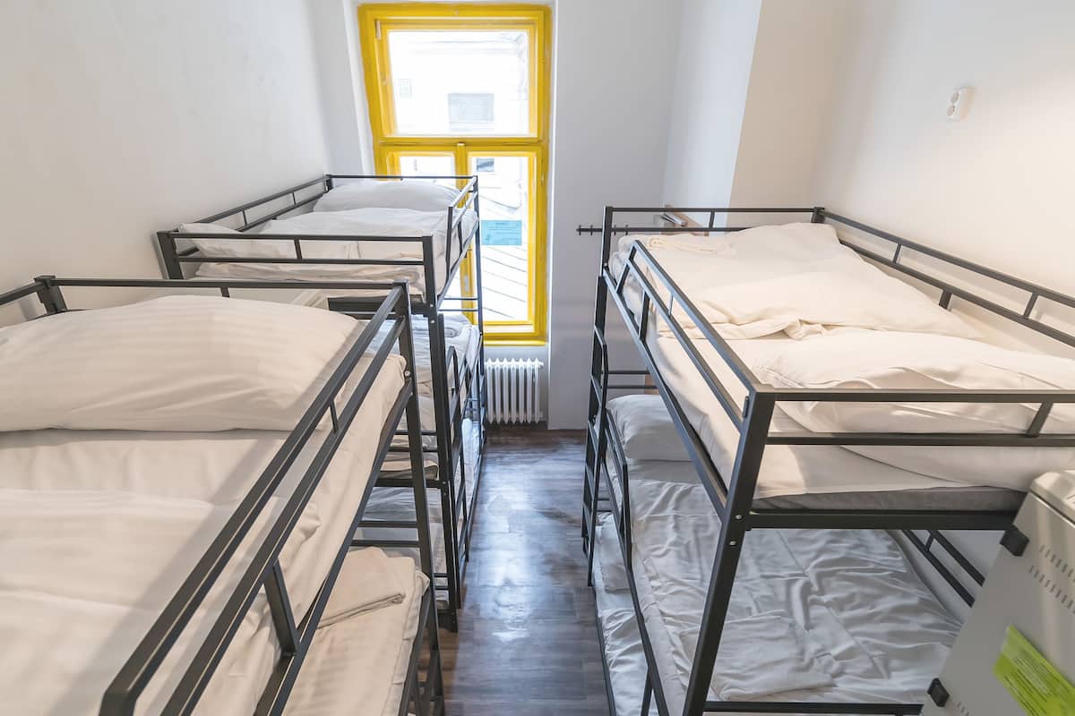 Ropa de cama de alta calidad y caja de seguridad en la habitación