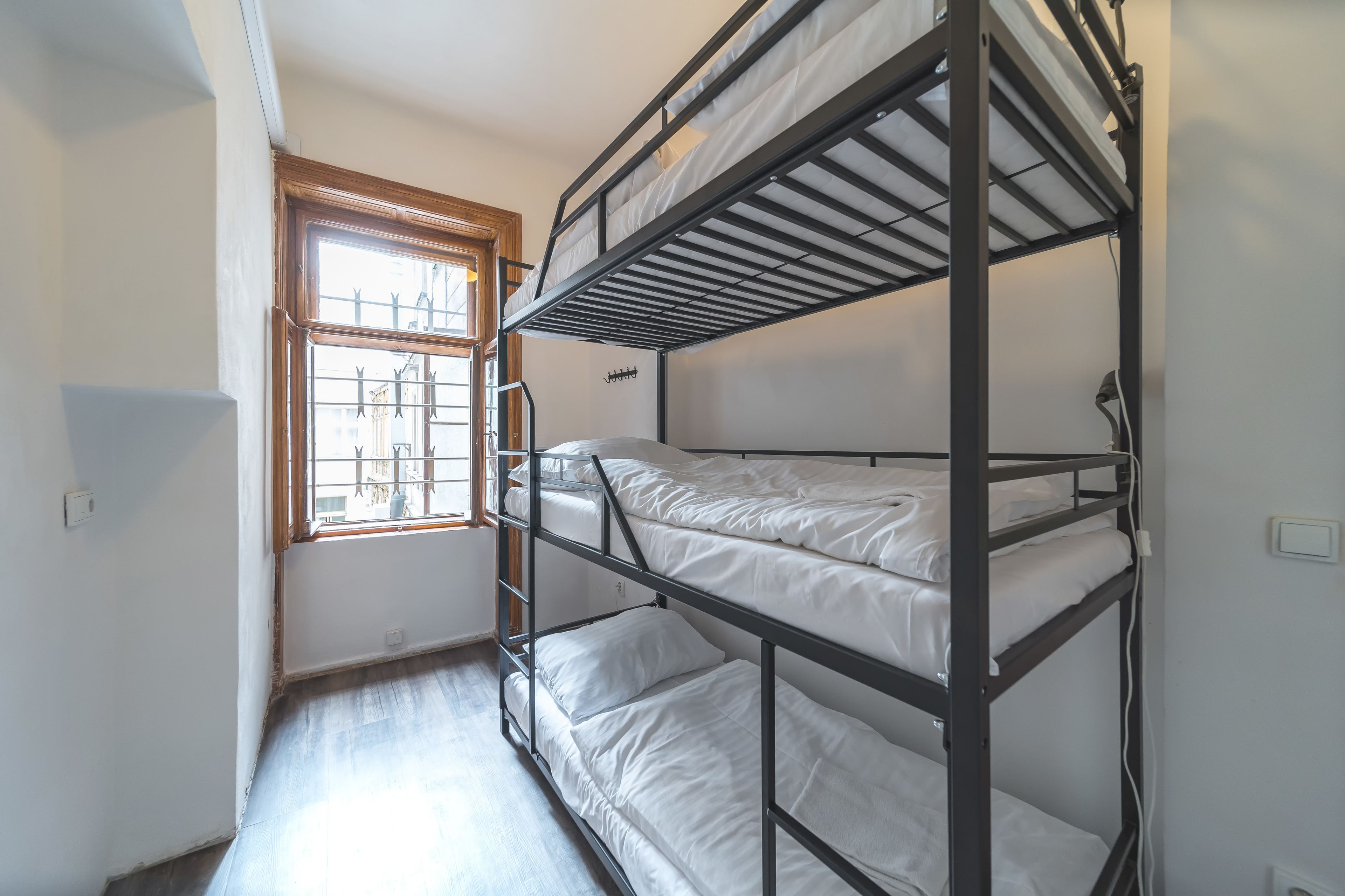 Habitación con literas, una ventana y una puerta.