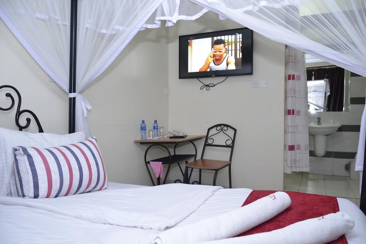 Habitación superior, vista a la ciudad | Ropa de cama de alta calidad, escritorio y wifi gratis