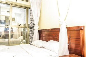 Premium bedding, desk, free WiFi - Kima Hotel (Nairobi)