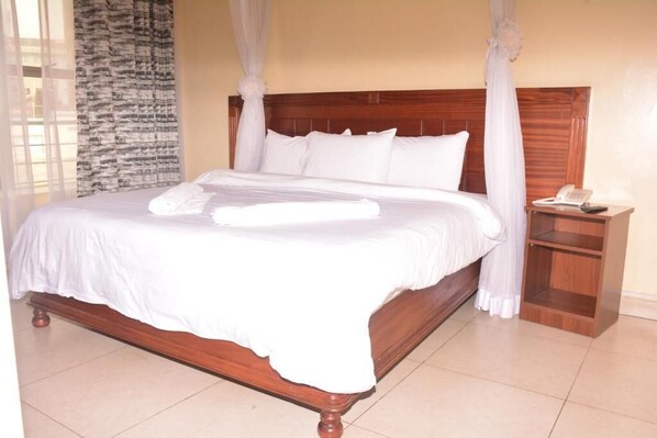 Premium bedding, desk, free WiFi