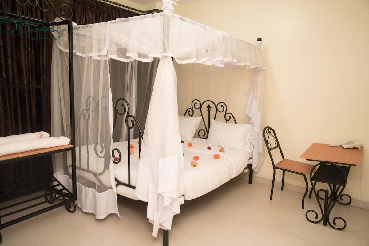 Ropa de cama de alta calidad, escritorio y wifi gratis