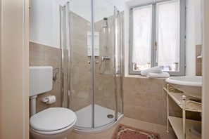 Studio, 1 Double Bed | Bathroom | Shower, hair dryer, towels - Rooms Sotto i Volti (Rovinj)