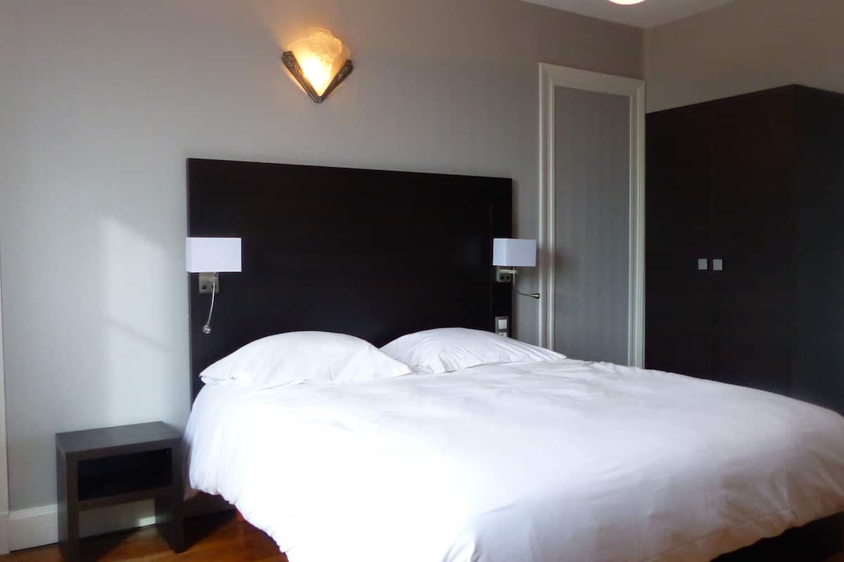 Camera doppia, vasca da bagno | Biancheria da letto di alta qualità, materassi Select Comfort, minibar