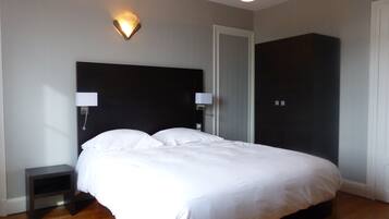 Chambre Double, baignoire | Literie de qualité supérieure, matelas Select Comfort, minibar, bureau