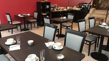 Petit déjeuner buffet servi tous les jours en supplément