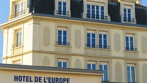 A hotel building with a sign reading "HOTEL DE L'EUROPE". - Hôtel de l'Europe (Toul)