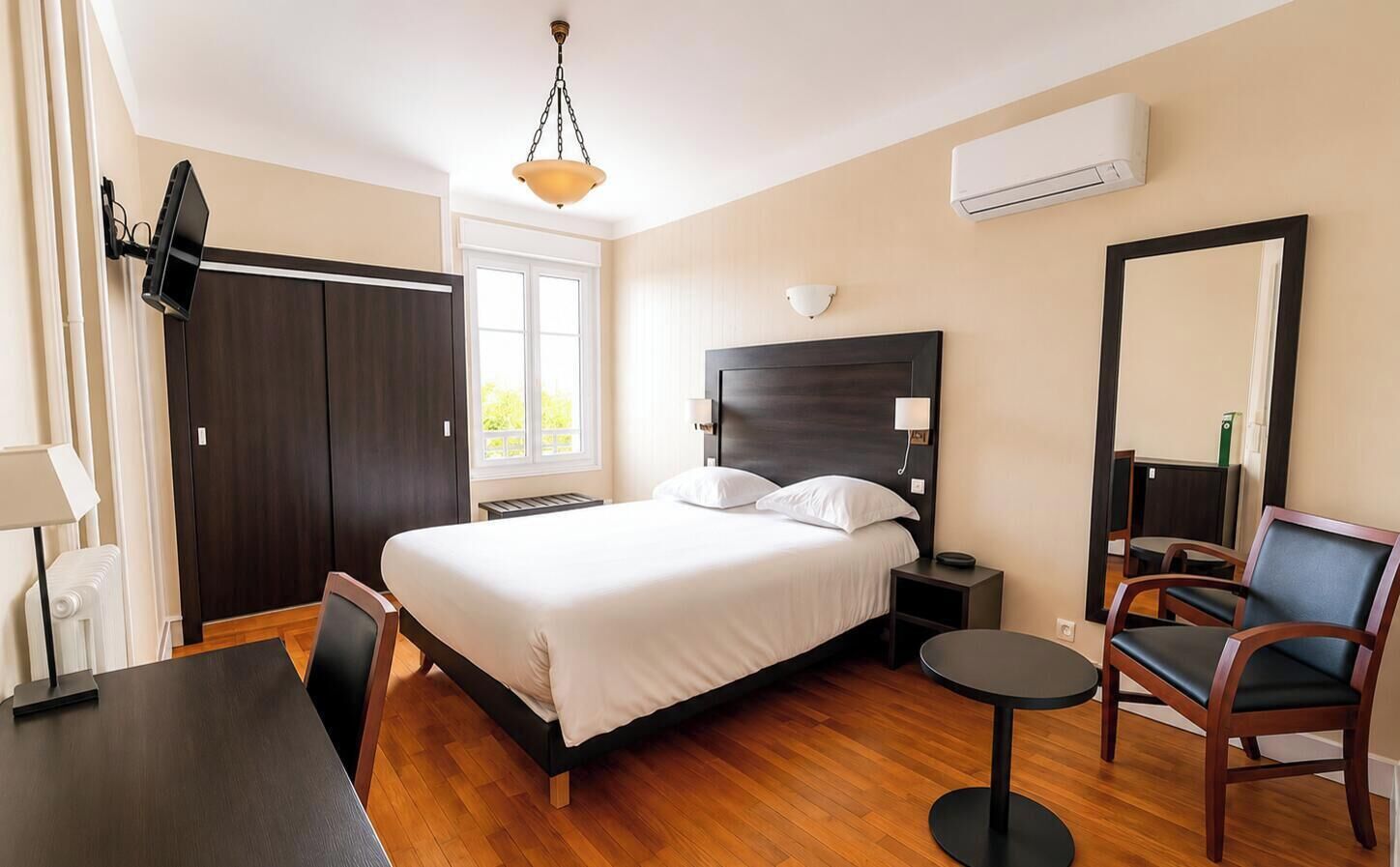 Ropa de cama de alta calidad, colchones Select Comfort y minibar 