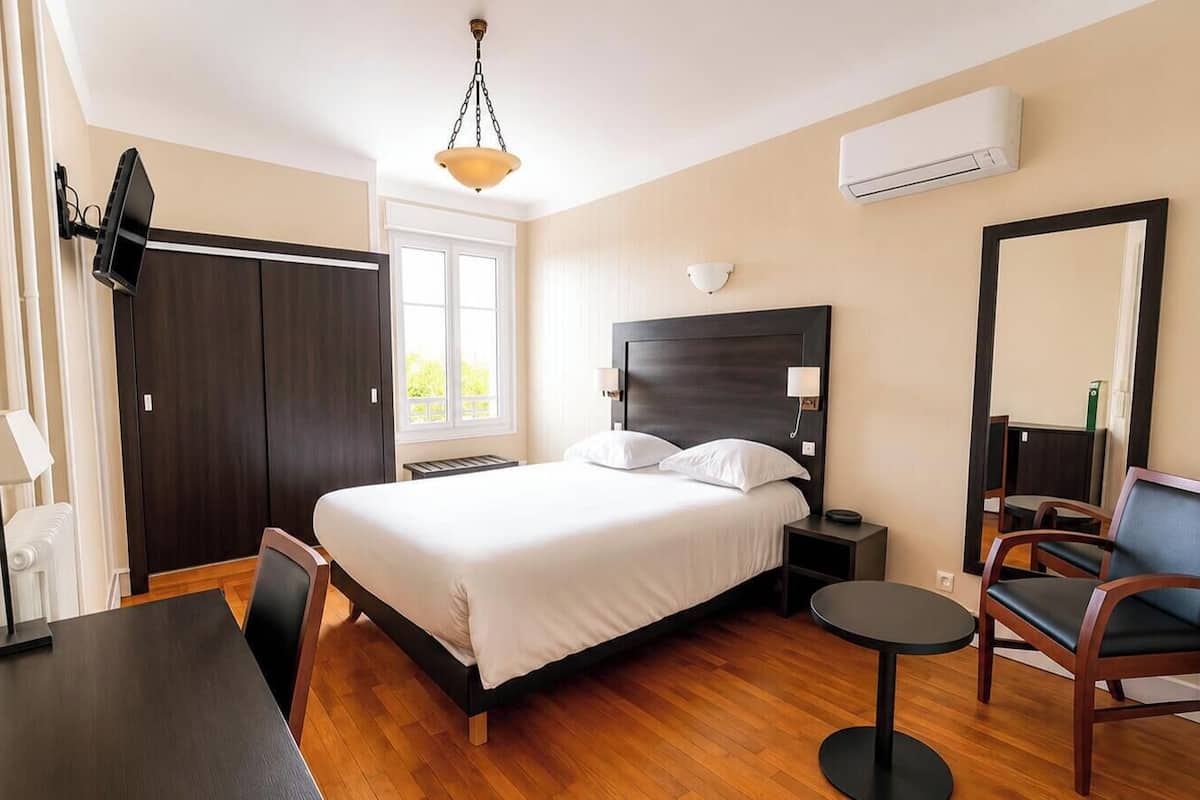 Premium bedding, Select Comfort beds, minibar, desk