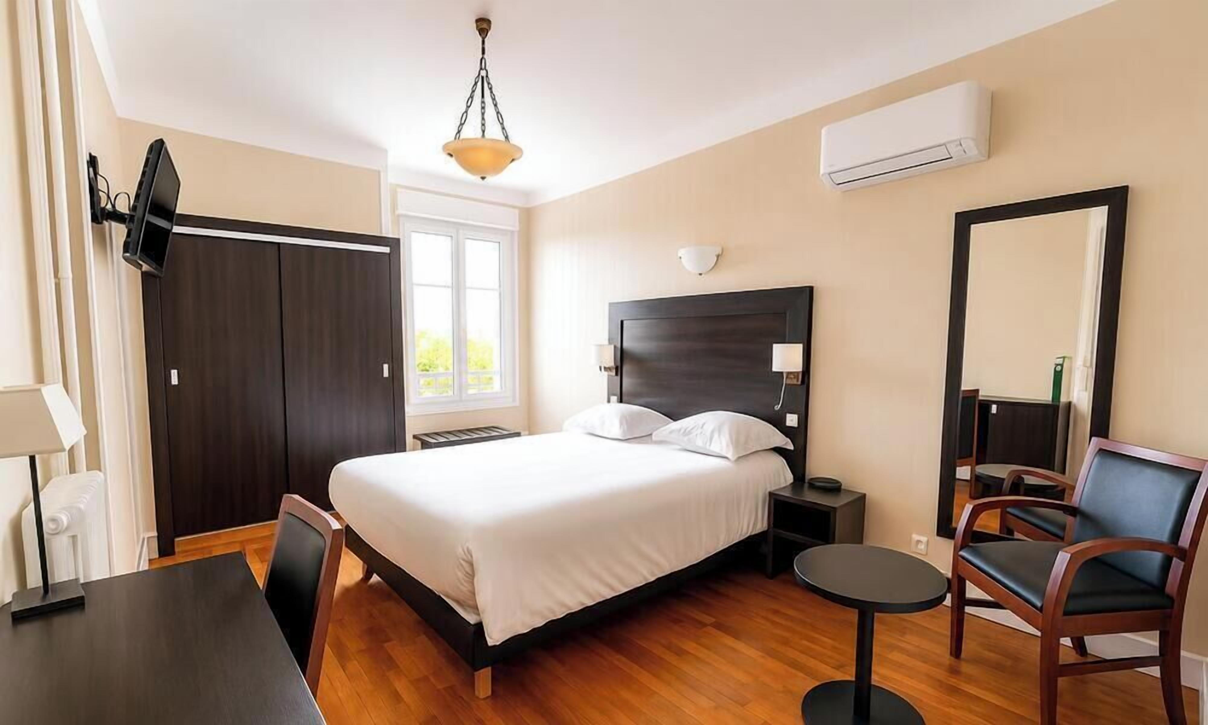 Ropa de cama de alta calidad, camas Select Comfort y minibar 