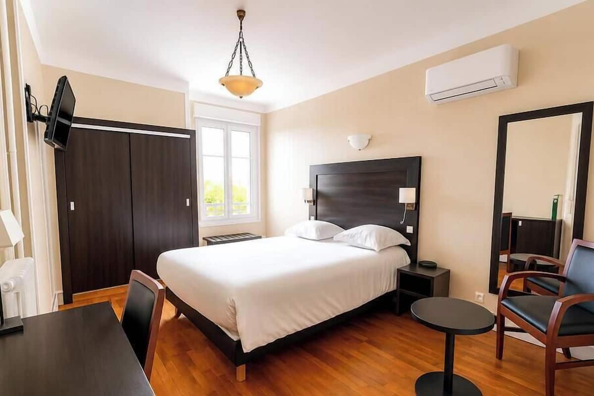 Premium bedding, Select Comfort beds, minibar, desk