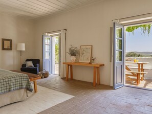 Room (Courtyard) | Minibar, in-room safe, desk, soundproofing - São Lourenço do Barrocal (Reguengos de Monsaraz)