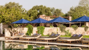 Piscine extérieure, chaises longues