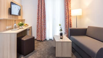 Junior-Suite, 1 Schlafzimmer, Gartenblick, Bergseite | Wohnbereich