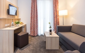 Suite Junior, 1 chambre, vue jardin, côté montagne | Coin séjour